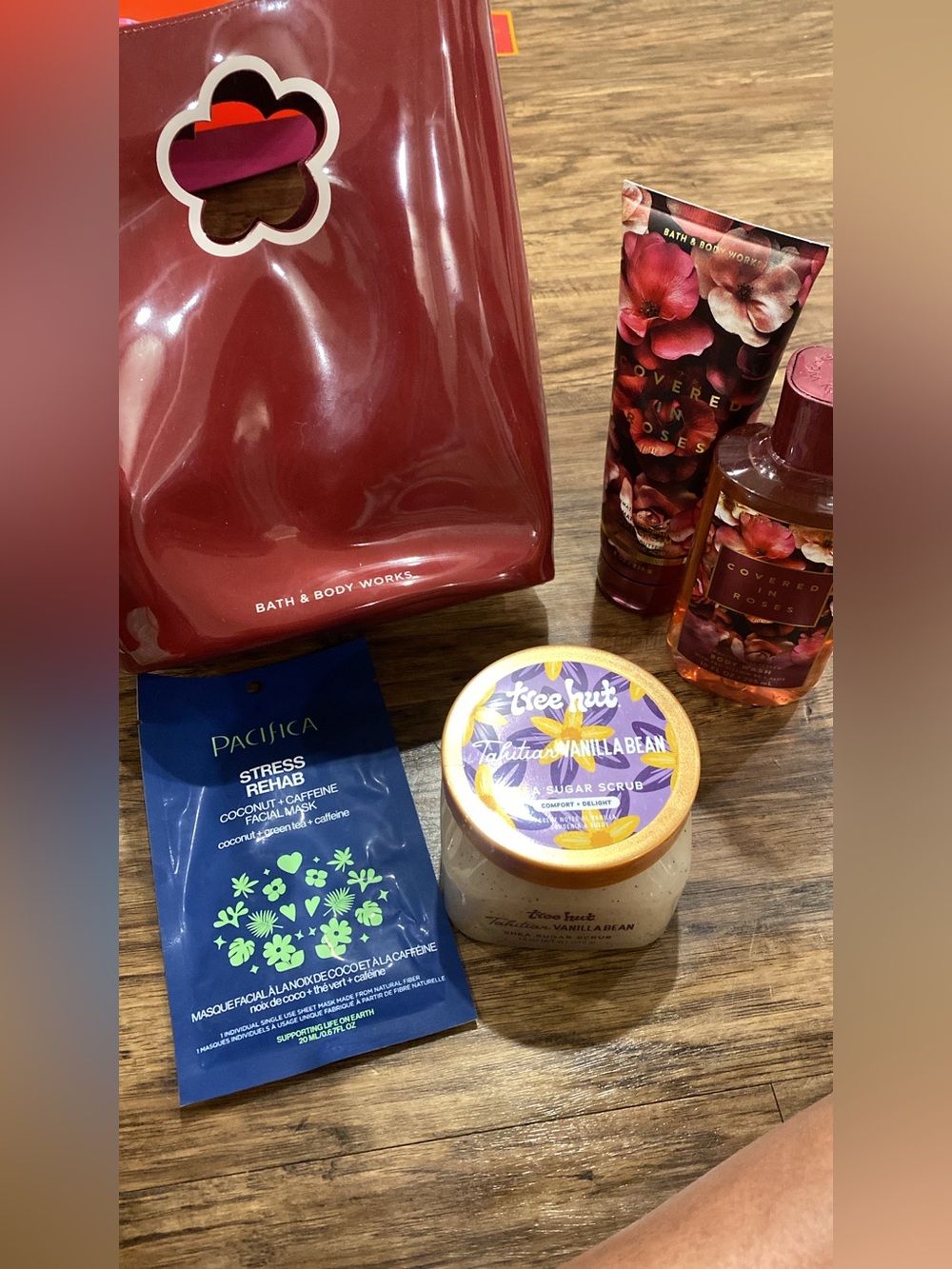 Bath & Body Works Covered in Roses Gift Set with Pink-Red Bag